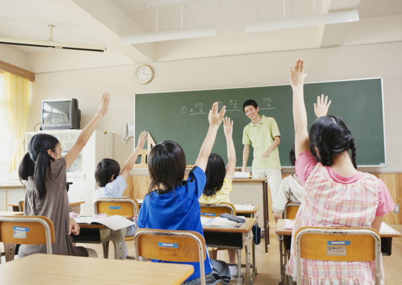 教室里认真上课的小学生人物图片素材(50p)